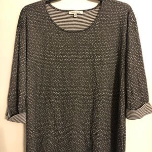 Grey and white dot with stripes on the cuffs.  3/4 length sleeve.  2X